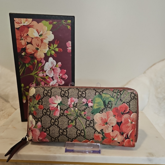 Gucci GG Supreme Monogram Blooms Zip Wallet - Picture 1 of 4